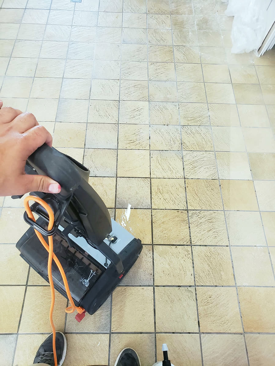 Bodenreinigungsmaschine auf einem Fliesenboden