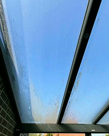 Vorher: Glasdach eines Wintergartens von unten