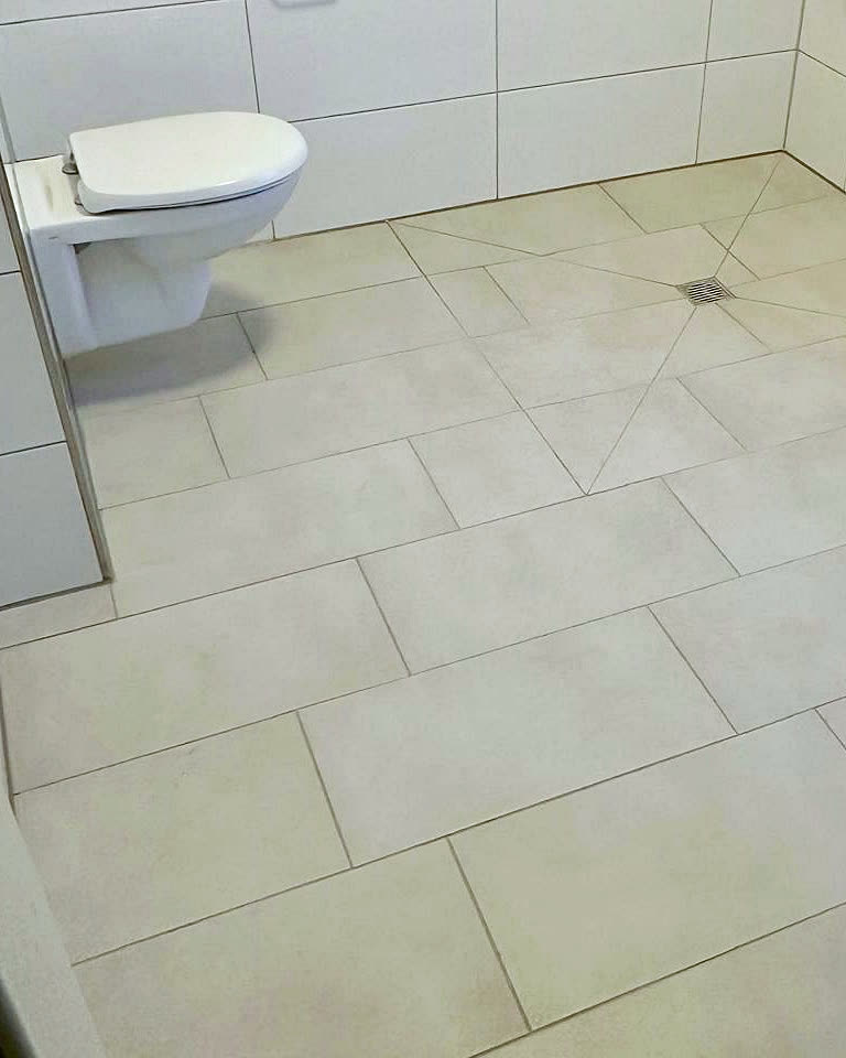 Nachher: Badezimmer im Neubau vor und nach der Bauendreinigung