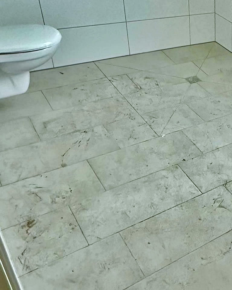 Vorher: Badezimmer im Neubau vor und nach der Bauendreinigung