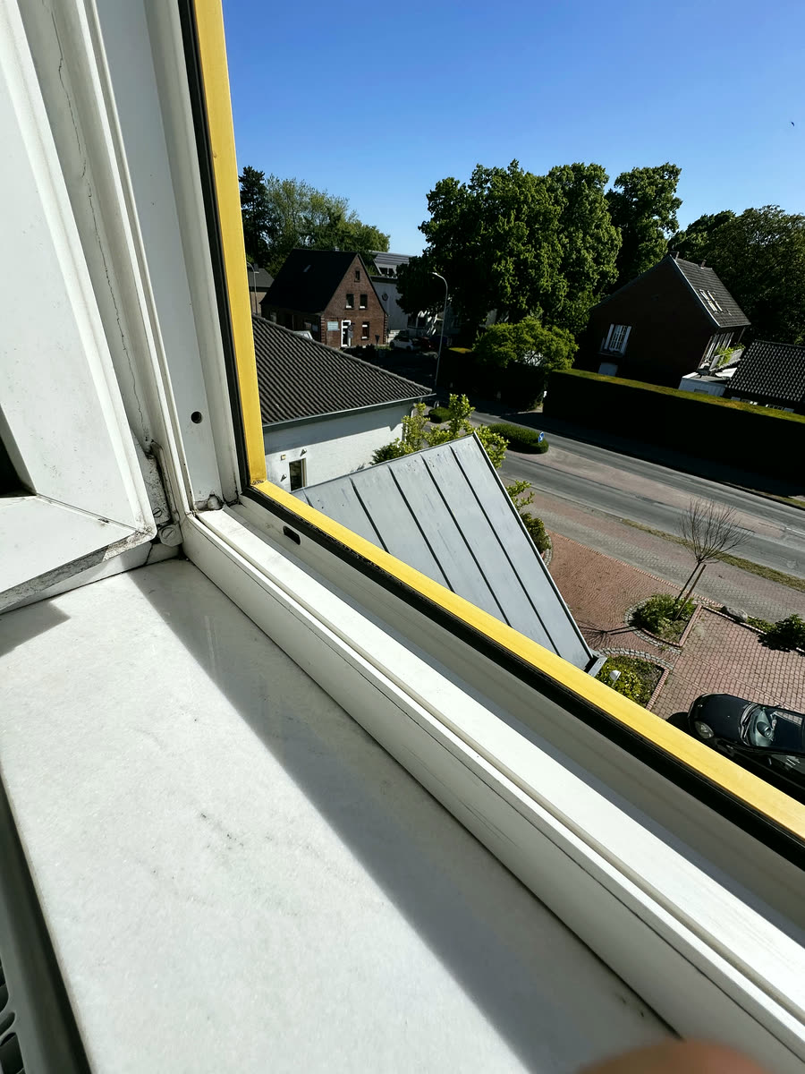 Nachher: Fensterrahmen und Fensterbank vor und nach der Reinigung