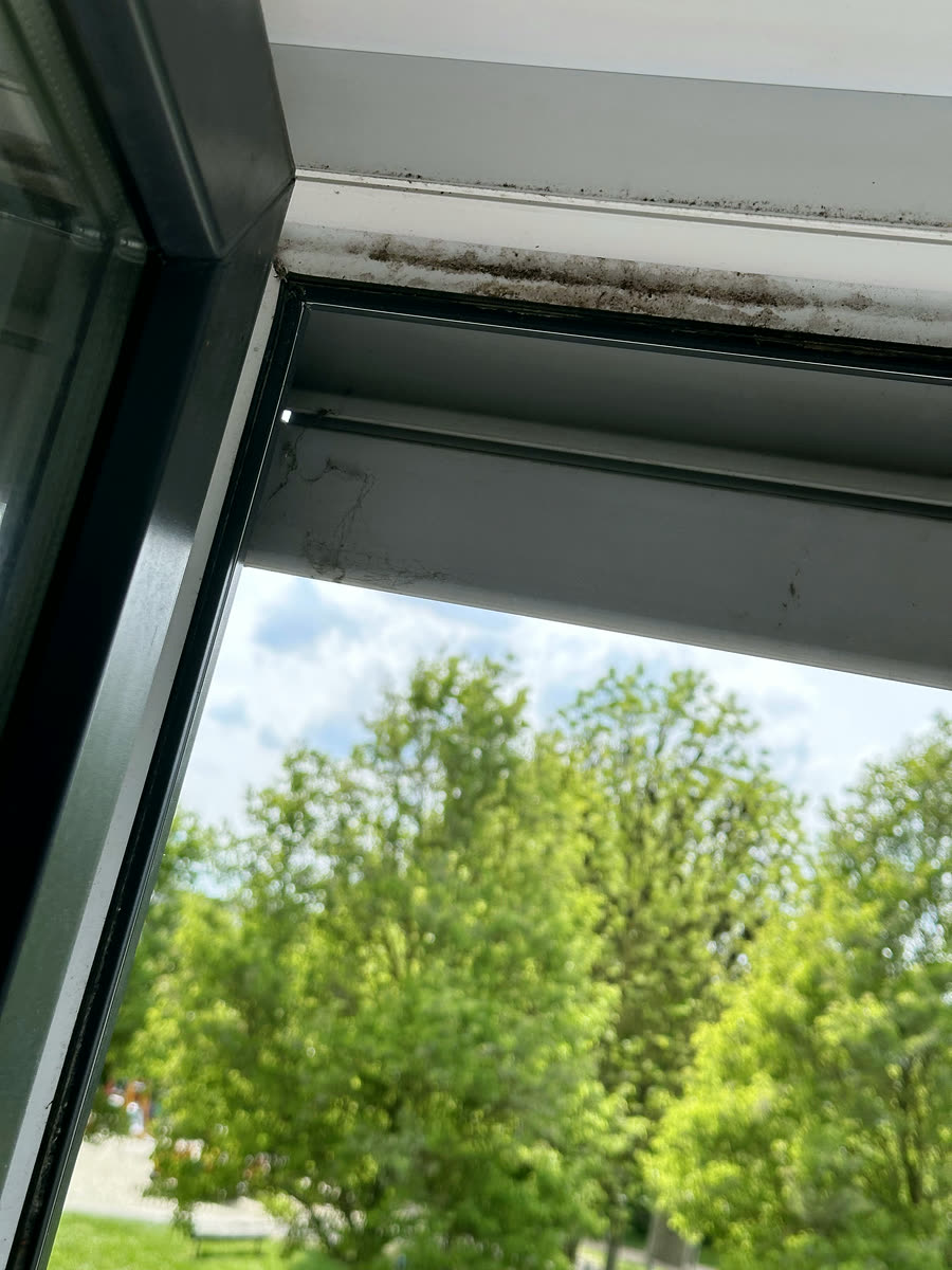 Vorher: Oberer Fensterrahmen am Rollladen